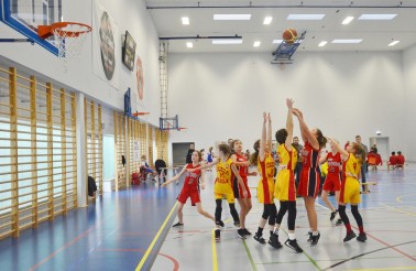 mecz koszykówki dziewcząt w Międzynarodowym Liceum Ogólnokształcącym we Wrocławiu na hali sportowej