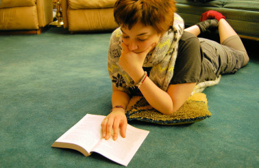 girls-reading-1312995-1919x1275