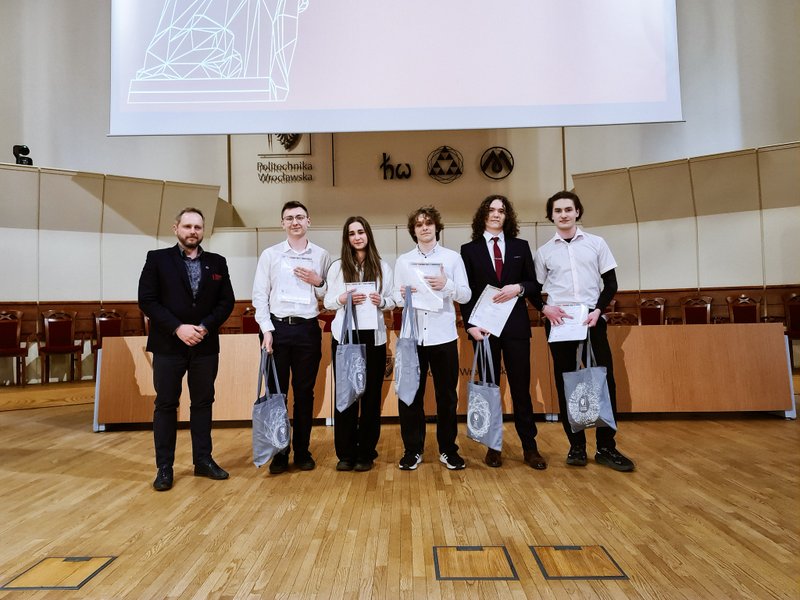 Jakub uczeń MLO Wrocław odbiera indeks Politechniki Wrocławskiej Studium Talent